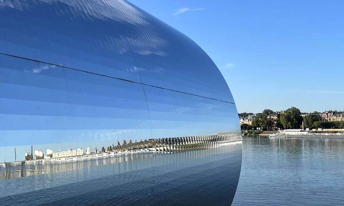 Kunstobjekt mit Spiegeln und Blick über den Rhein auf die Stadt Mainz &middot; Heck Elektro GbR